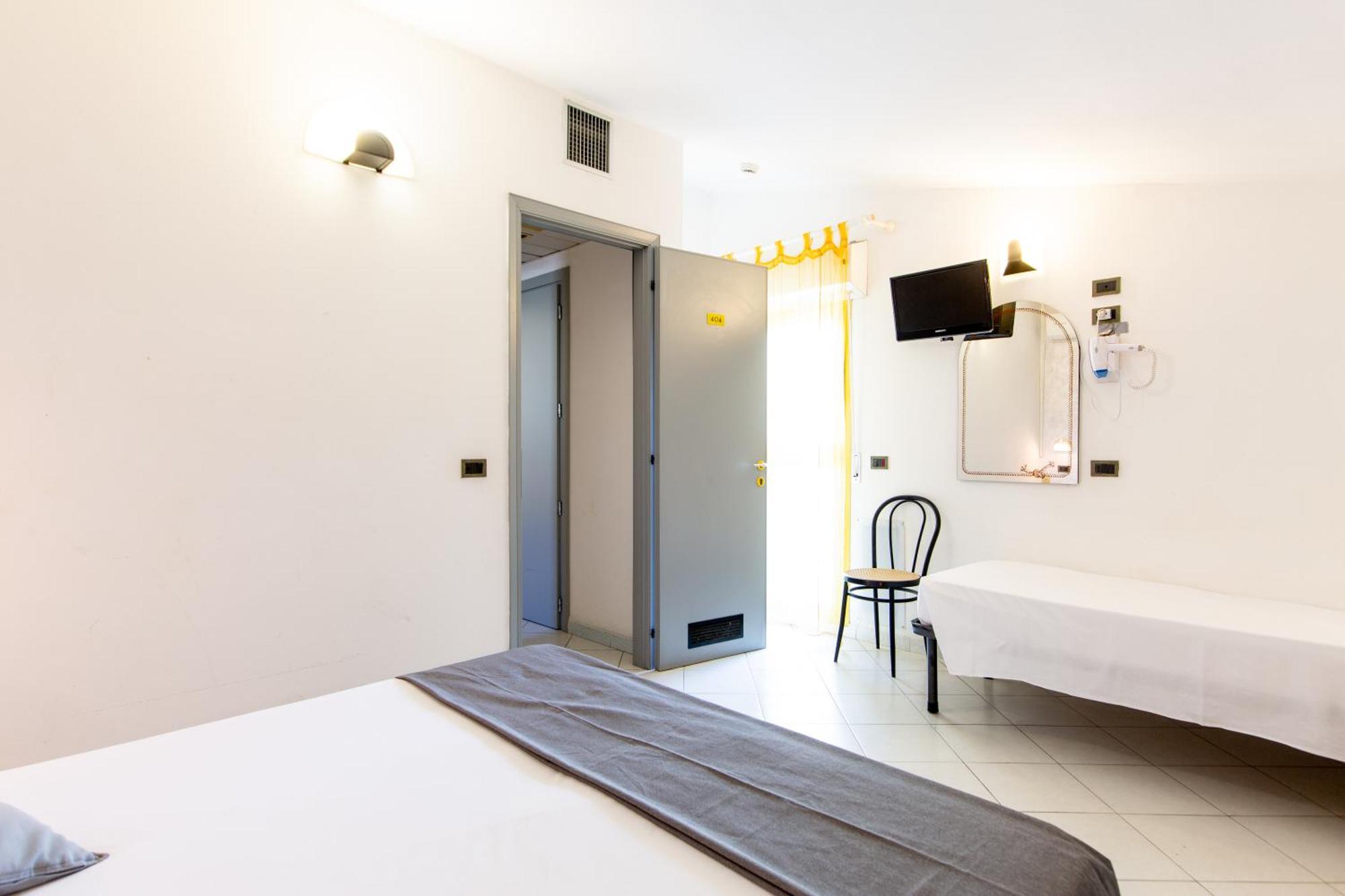 Hotel Marzia Con Piscina ริชโชเน ภายนอก รูปภาพ
