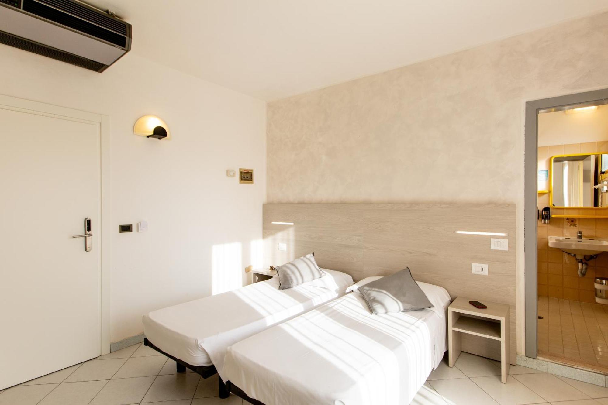 Hotel Marzia Con Piscina ริชโชเน ภายนอก รูปภาพ