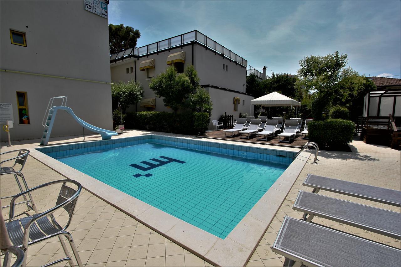 Hotel Marzia Con Piscina ริชโชเน ภายนอก รูปภาพ