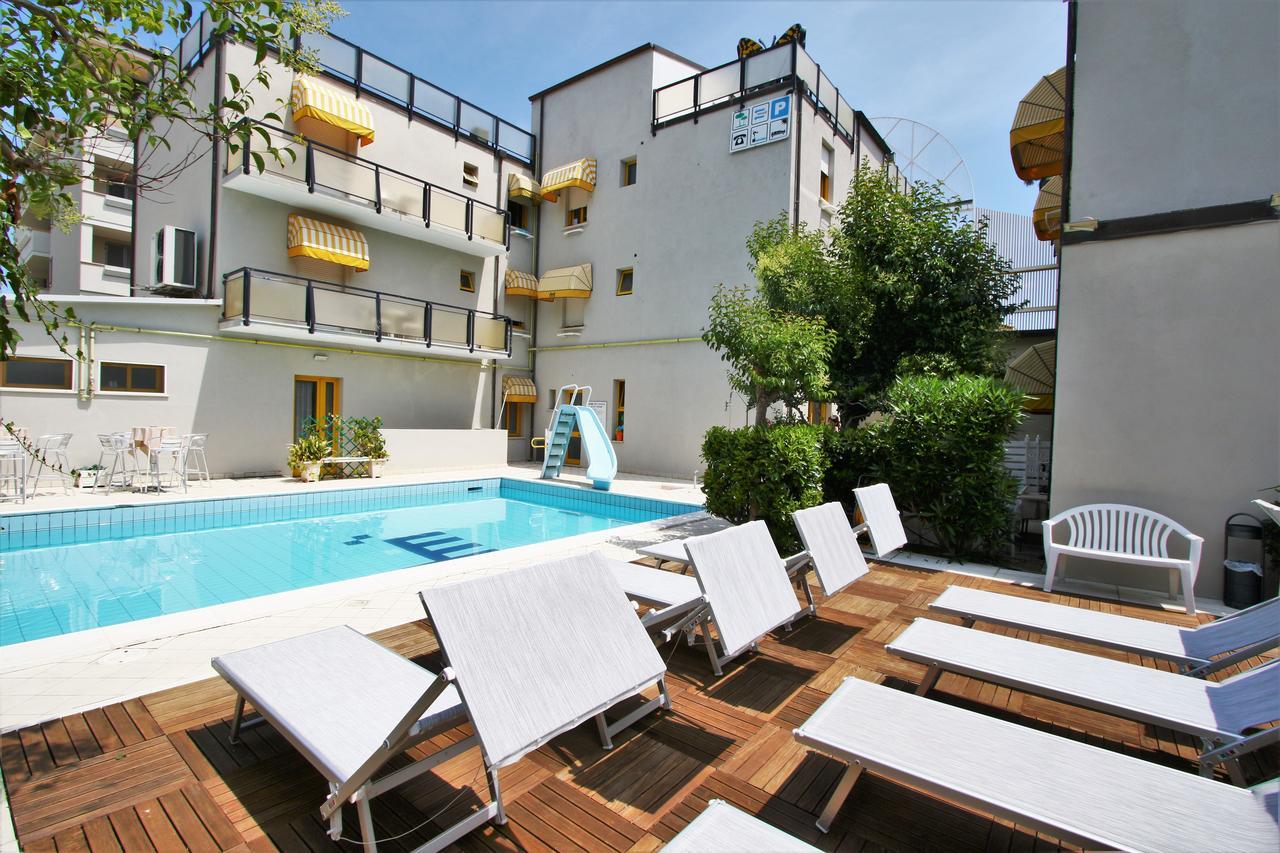 Hotel Marzia Con Piscina ริชโชเน ภายนอก รูปภาพ