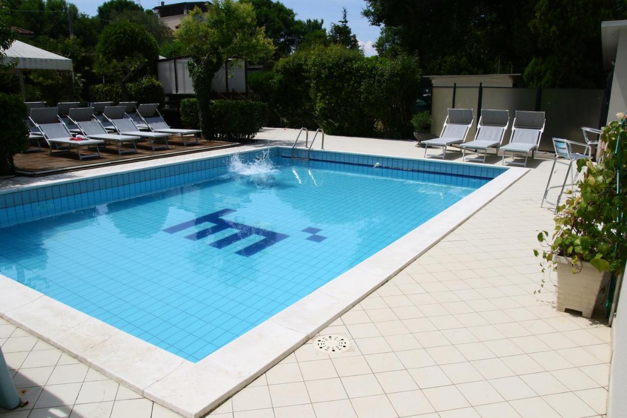 Hotel Marzia Con Piscina ริชโชเน ภายนอก รูปภาพ
