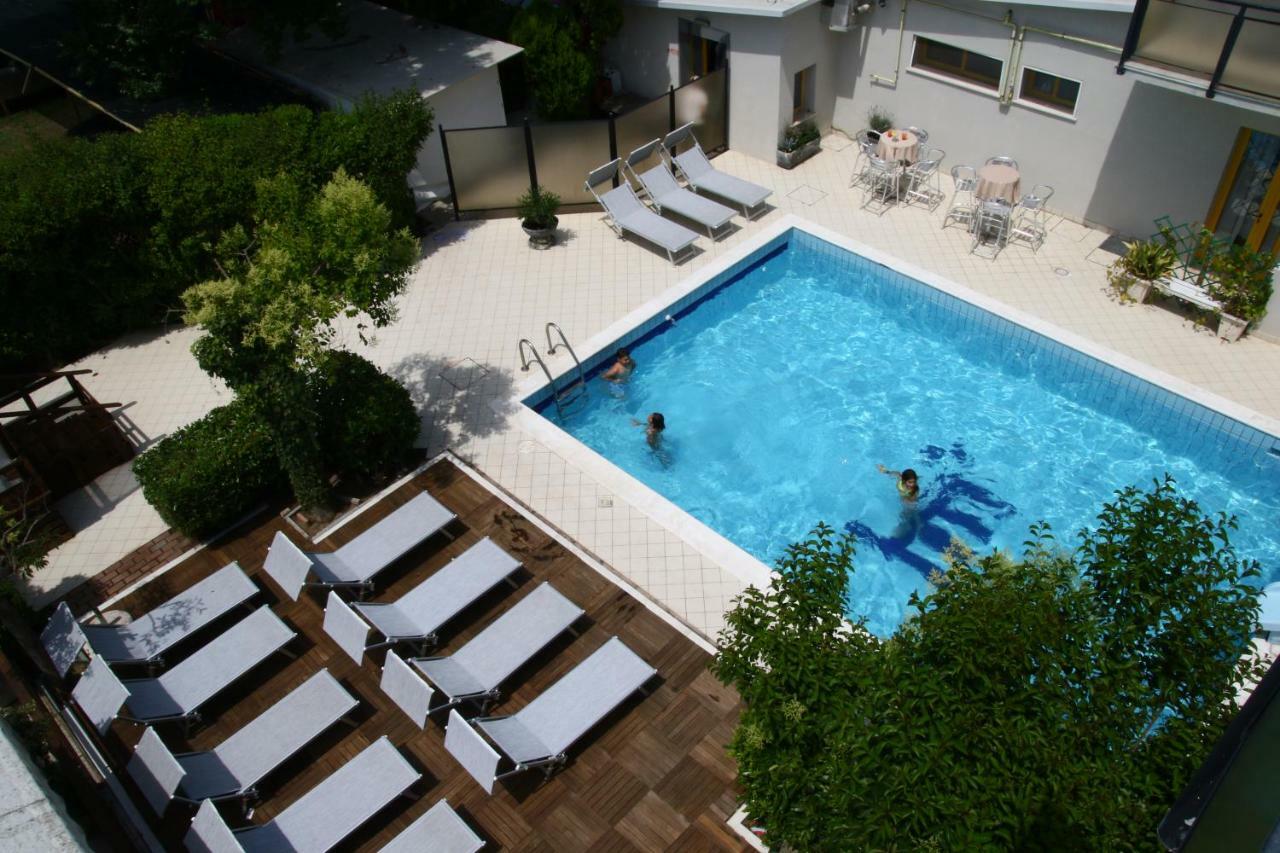 Hotel Marzia Con Piscina ริชโชเน ภายนอก รูปภาพ